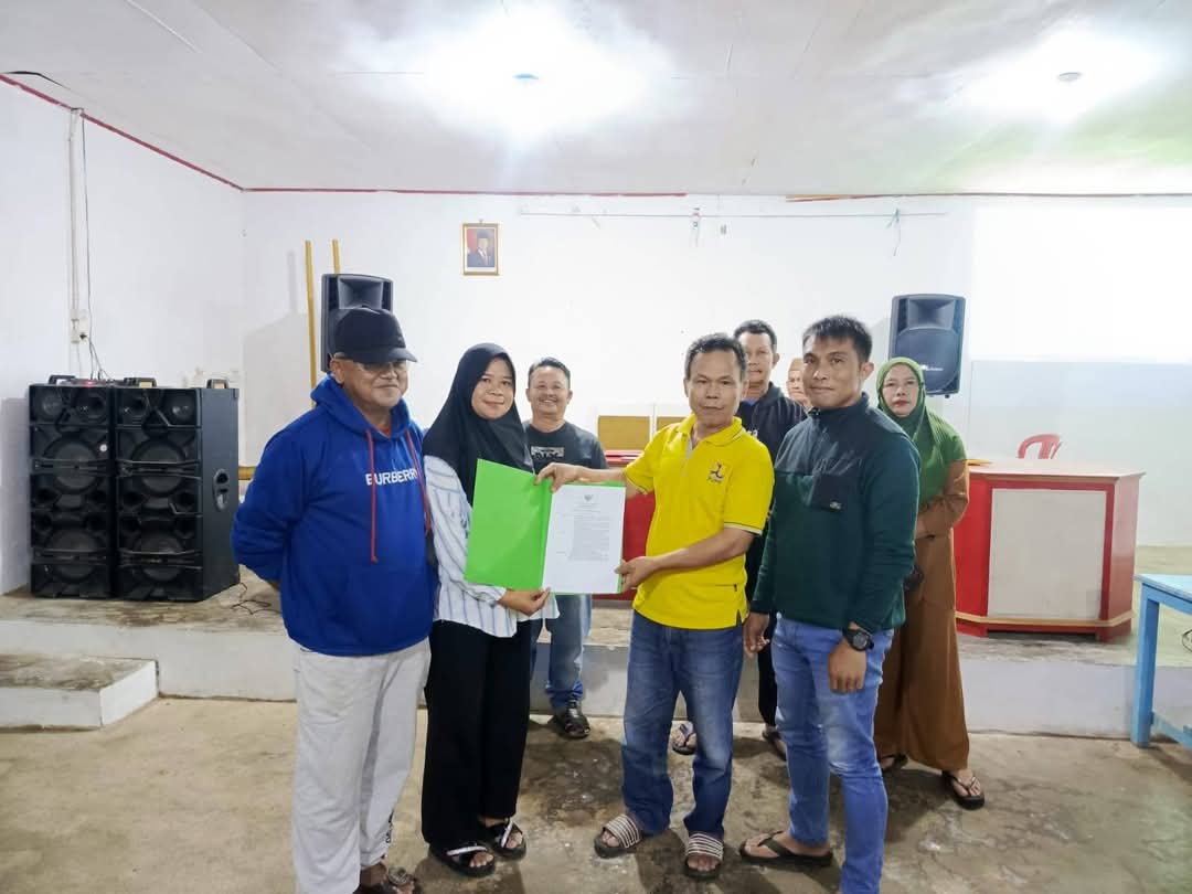 Sangadi Tungoi II Serahkan SK Panitia Pembangunan Kantor Desa Yang Baru