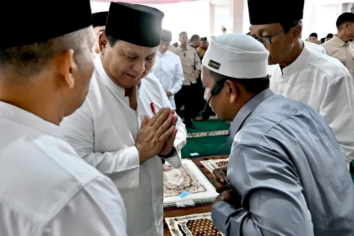 Hangat di Tengah Duka: Prabowo Sholat Id Bersama Warga Terdampak Banjir