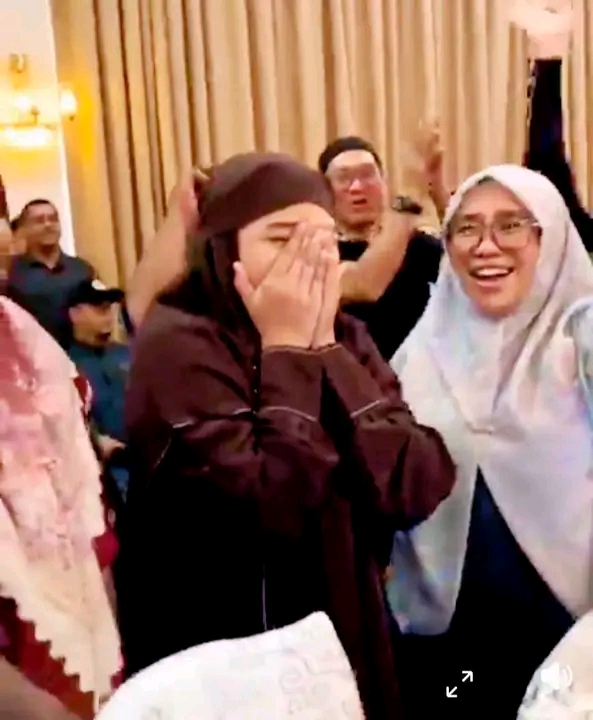 Masya Allah! Syal Palestina Milik UAS Terjual Rp125 Juta, Dibeli Ibu Elisa Hasan untuk Amal Pesantren